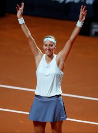 Radost tenistky Petry Kvitové po vítězném finále turnaje WTA ve Stuttgartu, kde získala druhý titul v letošní sezoně