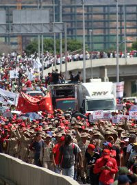 Tisíce lidí zaplnily ve středu ulice Caracasu při protestech na podporu opozičního lídra Juana Guaidóa