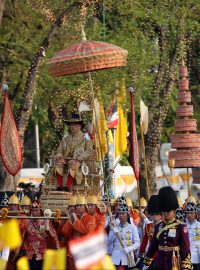 Thajský král Ráma X. během slavnostního průvodu v Bangkoku