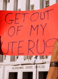 Zákonodárci v Alabamě zvolili potratový režim, kdy je ukončení těhotenství zakázáno v jakékoli době gravidity.
