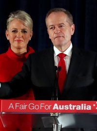 Lídr australské Labouristické strany Bill Shorten s manželkou Chloe ve chvíli, kdy uznal porážku v parlamentních volbách