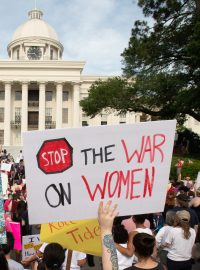 Protesty proti přísnému zákazu potratů v Alabamě.