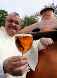 Otec Karel s pivem z kláštera premonstrátů v Grimbergenu