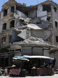 Poškozená budova v syrském Idlibu