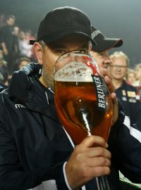 Trenér Unionu Berlín Urs Fischer oslavuje postup do první ligy