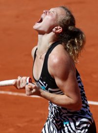 Kateřina Siniaková v euforii po postupu do osmifinále French Open