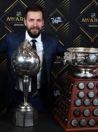 Nikita Kučerov s cenami Ted Lindsay Award, Art Ross Trophy a Hart Trophy