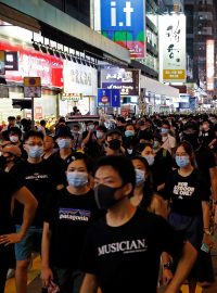 Demonstranti v ulicích Hongkongu