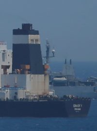 Britský ropný tanker Garec 1 na snímku v Gibraltarském průlivu (ilustrační foto)