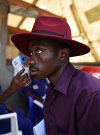 Muž v hlavní nemoci v Gomě, při měření teploty, které se dělá při preventivním vyšetření eboly.