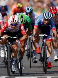 Šestnáctou etapu Tour de France se startem a cílem v Nimes vyhrál po dni volna v hromadném spurtu pelotonu australský cyklista Caleb Ewan (druhý zleva)