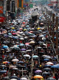 Demonstrující v Hongkongu vyšli do ulic s deštníky.