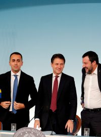 Zleva: vicepremiér Luigi Di Maio (Hnutí pěti hvězd), premiér Giuseppe Conte a vicepremiér Matteo Salvini (Liga)
