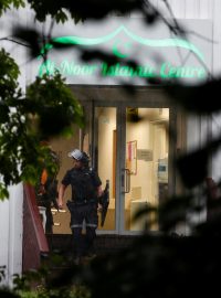 Policista vychází z mešity poblíž Osla poté, co se v ní střílelo