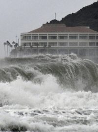 Vlny způsobené tajfunem Krosa u pláže Miyazaki na jihozápadní straně Japonska.