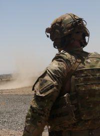 Americký voják pozoruje přistání vrtulníku UH-60 Blackhawk na jihu Afghánistánu