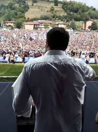 Matteo Salvini mluví ke svým příznivcům ve městečku Pontida
