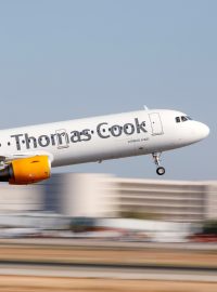 Letadlo cestovní kanceláře Thomas Cook na letišti v Palma de Mallorca
