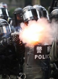 Policie v Hongkongu použila proti demonstrantům slzný plyn