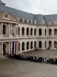 Stovky Francouzů proudí katedrály Sv. Ludvíka v Invalidovně, aby se rozloučily s Jacquesem Chirakem.