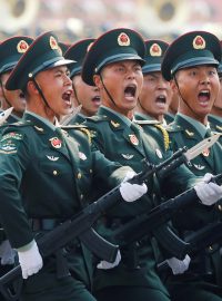 Tisíce vojáků a stovky vozidel, letadel a raket byly v úterý k vidění v Pekingu při masivní ukázce vojenské síly, kterou Čína uspořádala při příležitosti 70. výročí svého vzniku.