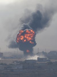 Exploze nad syrským městem Ras al-Ajn