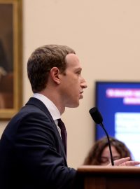Šéf Facebooku Mark Zuckerberg vypovídá před americkou sněmovní komisí