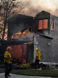 Požáry v Kalifornii ohrožují několik míst v okolí města Los Angeles a vinařskou oblast na severu státu