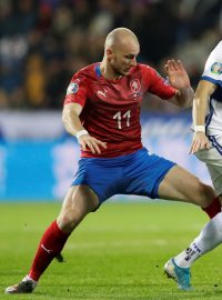 Michael Krmenčík v souboji o míč s hráči Kosova