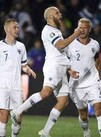 Fin Teemu Pukki (uprostřed) oslavuje svůj gól během kvalifikačního utkání o postup na Euro proti Lichtenštejnsku