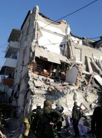Následky zemětřesení ve městě Thumanë na západě Albánie