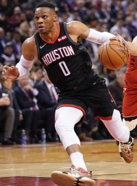 Hráč Houston Rockets Russell Westbrook (vlevo) zaznamenal v zápase proti Torontu Raptors triple double