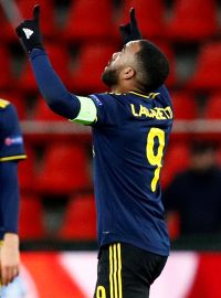 Alexandre Lacazette (vpravo) oslavuje první gól Arsenalu do sítě Lutychu.