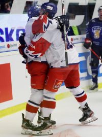 Čeští hokejisté oslavují výhru proti Finsku v rámci Channel One Cupu.