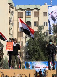 Iráčané protestují před americkým velvyslanectvím v Bagdádu kvůli úderu Američanů na pozice jedné ze šíitských iráckých milicí.