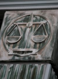 Symbol spravedlnosti na sloupu v budově nejvyššího soudu ve Varšavě