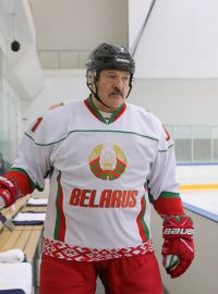 Běloruský prezident Alexandr Lukašenko má hokej opravdu rád
