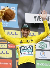 Německý cyklista Maximilian Schachman slaví vítězství v úvodní etapě závodu Paříž-Nice.
