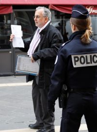 Policejní kontrola v souvislosti s přijatými opatřeními v boji s koronavirem ve francouzském městě Nice.