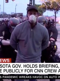 Reportér televize CNN byl v přímém přenosu zatčen během protestů v Minneapolis.
