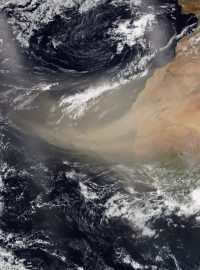 Na ostrovy v Karibiku v neděli dorazil přes Atlantik obrovský oblak písečným prachem ze Sahary, který by se podle meteorologů v úterý mohl dostat na jih Spojených států. Vidět je na záběrech zveřejněných americkým Národním úřadem pro oceán a ovzduší