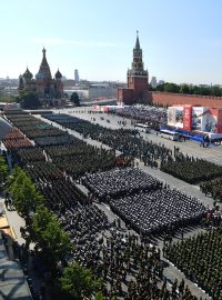 Přehlídky u Kremlu se zúčastnilo více než 14 000 vojáků, obdobných akcí po celé zemi celkem 64 000, uvedla agentura Interfax