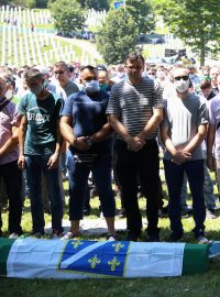 Dodnes se podařilo, zejména díky genetice, identifikovat téměř 7000 obětí vraždění. Na výročí masakru se každoročně u Srebrenice konají nové pohřby, bylo tomu tak i letos.