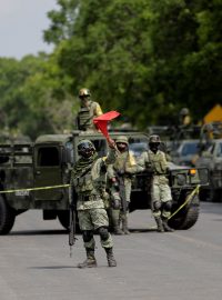 Příslušníci mexické národní gardy nedaleko vesnice Franco Tavera krátce poté, co bezpečnostní složky zadržely Yépeze.