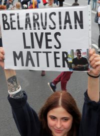 „Na životech Bělorusů záleží,“ stojí na transparentu jedné z demonstrantek.