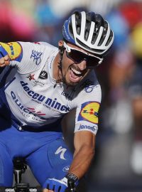 Julian Alaphilippe slaví vítězství ve druhé etapě Tour de France.