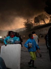 Po požáru uprchlického tábora Moria začne evakuace stovky nezletilých