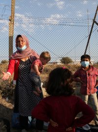 Migranti se na ostrově Lesbos přesunuli do provizorního tábora