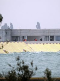 Benátky poprvé kvůli hrozbě aktivovaly kontroverzní a dlouho budovaný systém desítek vysouvacích mořských bariér.