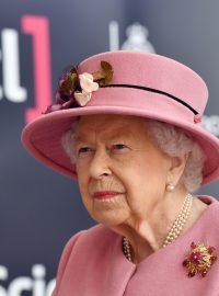 Britská královna při návštěvě výzkumného střediska u Salisbury.